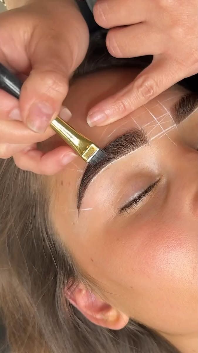 Hybrid brows met volle, strak gestylede wenkbrauwen