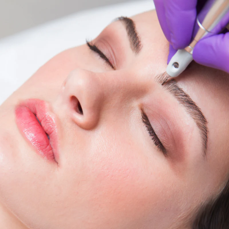 Nano brows met fijne hairstrokes