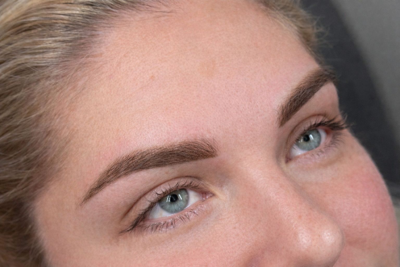Signature brow work in de salon